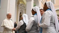 የበርካታ ልዩ ልዩ ገዳማውያት ማኅበራት  አባላትን በካስቴል ጋንዶልፎ ሲቀበሉ 