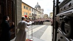 El Papa León XIV durante el rezo del Ángelus desde la Plaza de la Libertad de Castel Gandolfo.