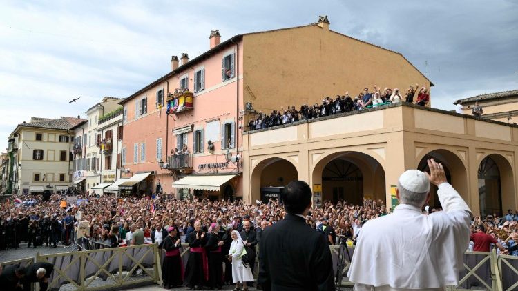 Papež při modlitbě Anděl P&aacute;ně v Castel Gandolfu 