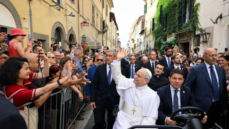 Leone XIV in auto elettrica attraversa la via centrale di Castel Gandolfo e saluta i fedeli