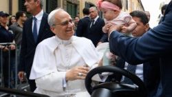 El Papa acaricia a una niña durante su paso de Villa Barberini a la Plaza de la Libertad de Castel Gandolfo