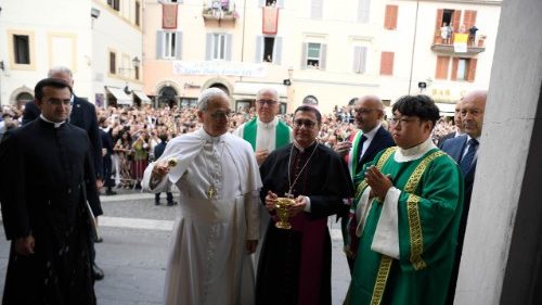 León XIV pide “ver sin pasar de largo” en su primera misa en Castel Gandolfo