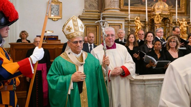 Papa Leo XIV akiingia Kanisa kuadhimisha Ibada ya Misa Takatifu