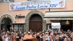 Wierni zgromadzeni na Mszę św. i modlitwę z Leonem XIV w Castel Gandolfo