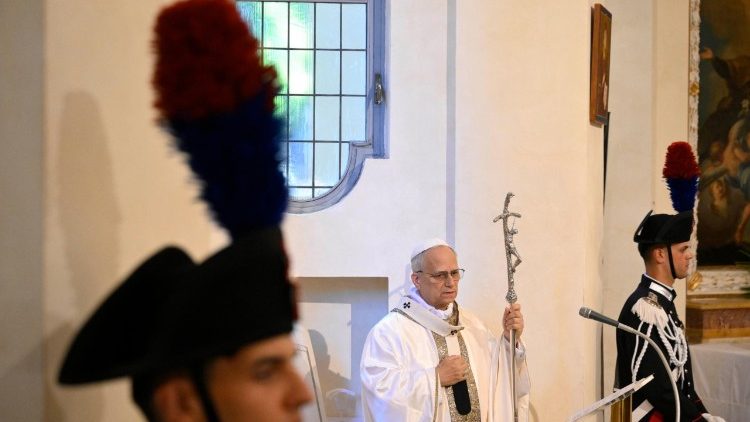 El Papa durante la santa misa en la capilla de la estación de los Carabineros en Castel Gandolfo.