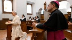 クララ会の修道女たちと祈る、教皇レオ14世　2025年7月15日　ローマ近郊アルバーノ・ラツィアーレ