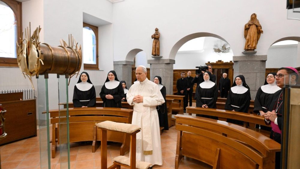 O Papa Leão XIV com as clarissas do mosteiro de Albano (Vatican Media)