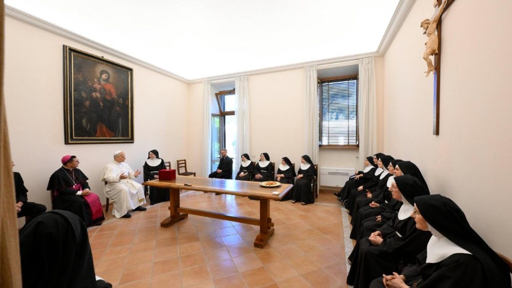 O Papa Leão XIV com as clarissas do mosteiro de Albano (Vatican Media)