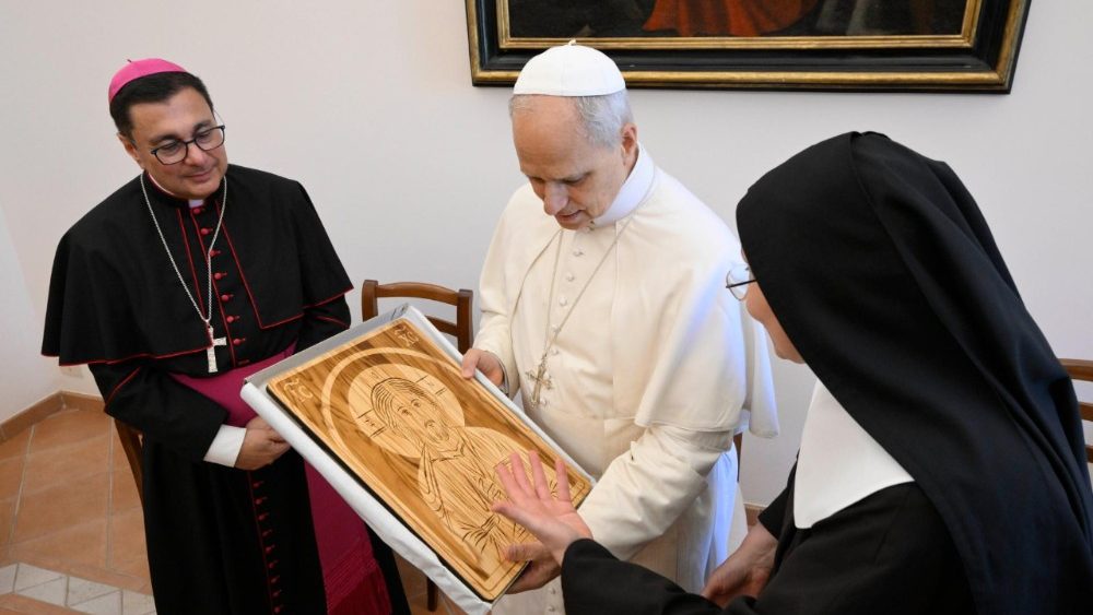 O Papa Leão XIV com as clarissas do mosteiro de Albano (Vatican Media)