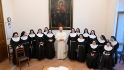 2025.07.15 Vizita papei Leon al XIV-lea la călugărițele clarise. 