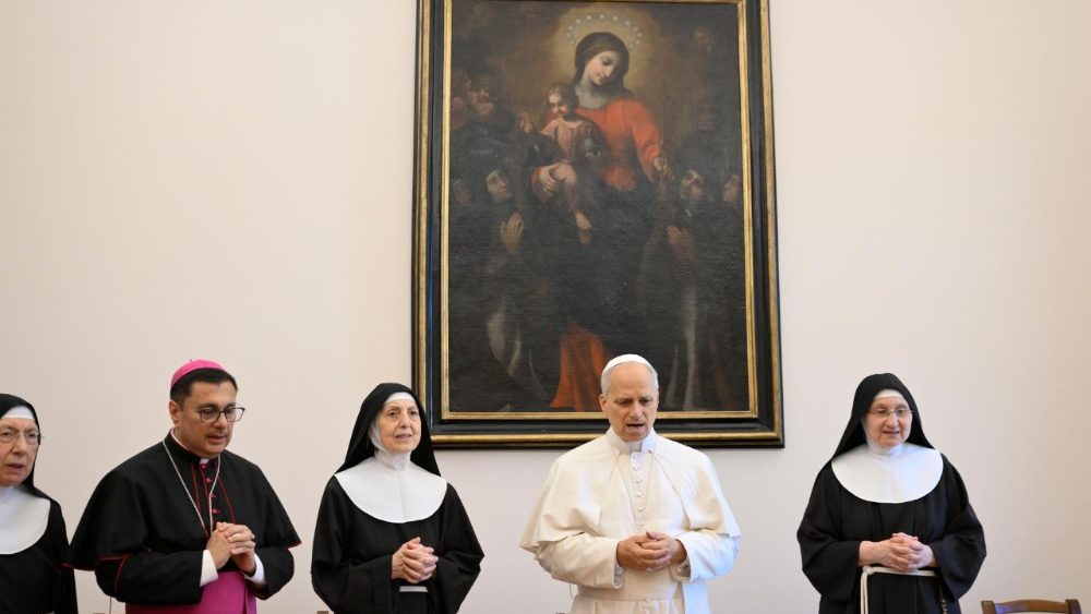 O Papa Leão XIV com as clarissas do mosteiro de Albano (Vatican Media)