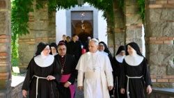 Pāvests tiekas ar klarišu māsām