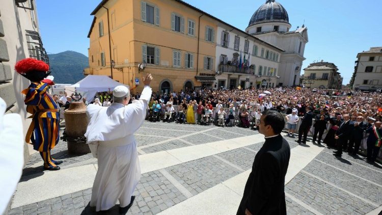 Leon XIV przed Pałacem Apostolskim w Castel Gandolfo
