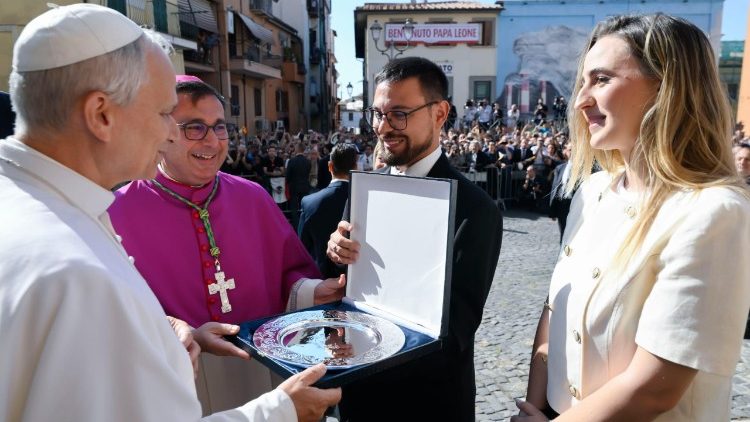 Il Papa riceve il piatto d'argento in dono dalla diocesi di Albano