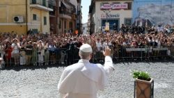 El Papa saluda a la muchedumbre que lo espera afuera de la catedral de San Pancracio en Albano Laziale.