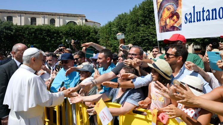 Il Papa saluta i fedeli in Piazza Pia ad Albano Laziale