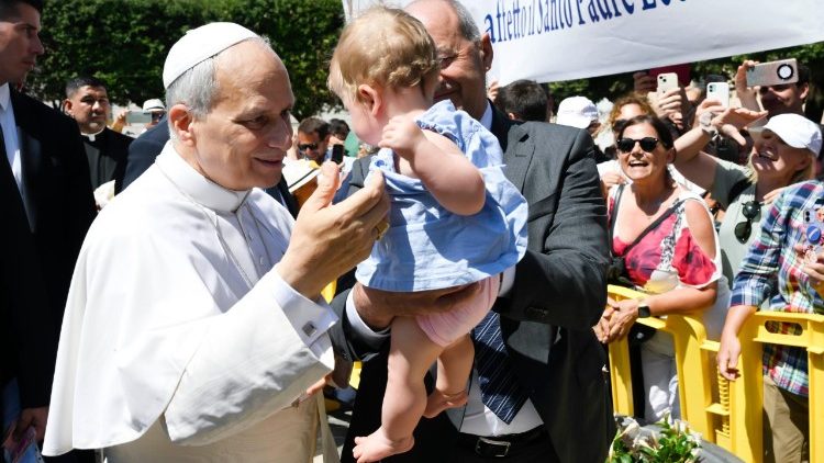 Luego de la sagrada eucaristía, el Papa bendice a algunos pequeños.