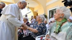 Papež Lev v domově pro seniory „Santa Marta“ v Castel Gandolfu