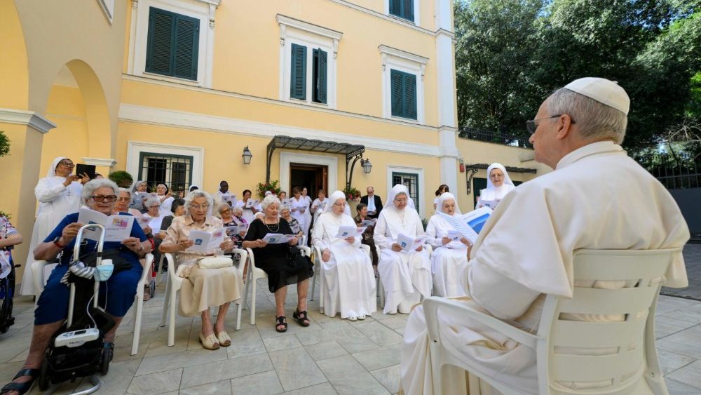 El Papa León XIV comparte un momento con las residentes de la casa "Santa Marta" en Castel Gandolfo.