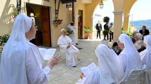 Papež Leon XIV. obiskal dom za ostarele &raquo;Sveta Marta&laquo; v Castel Gandolfu