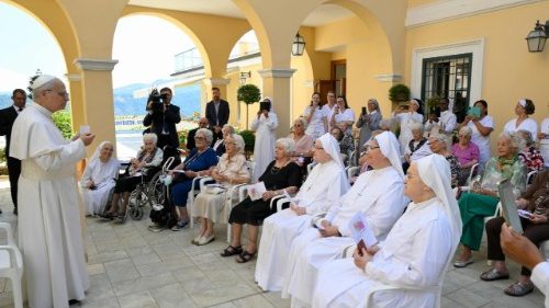 Il Papa visita una casa di riposo per anziani: “Voi siete segni di speranza”