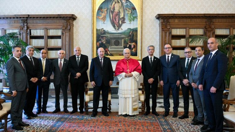 Foto de grupo entre el Papa León XIV y el Presidente de Argelia junto a su delegación.