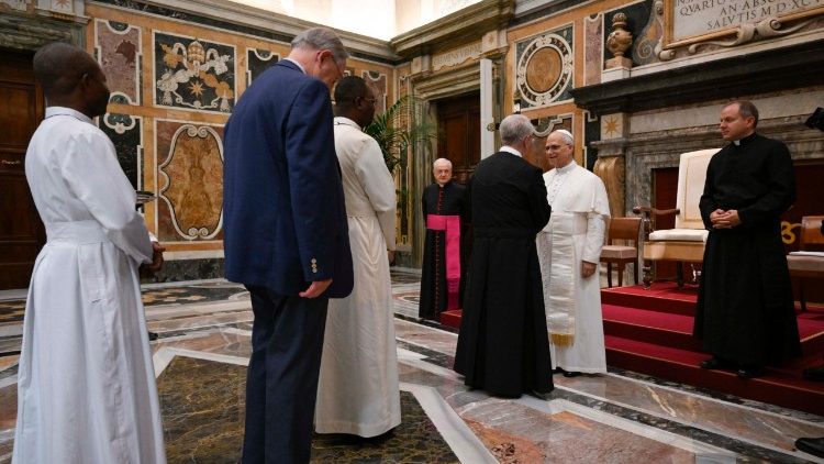 Az audiencia r&eacute;sztvevői a p&aacute;pa el&eacute; j&aacute;rulnak