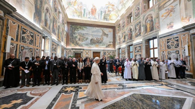 Il Papa mentre fa il suo ingresso nella Sala Clementina del Palazzo Apostolico