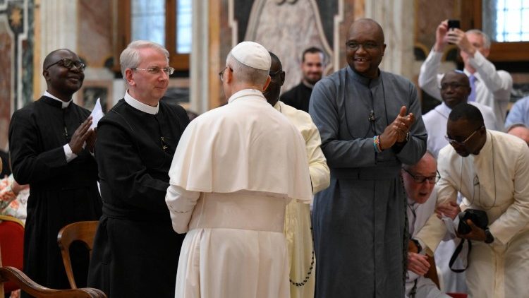 Leone XIV mentre si intrattiene con alcuni partecipanti all'udienza