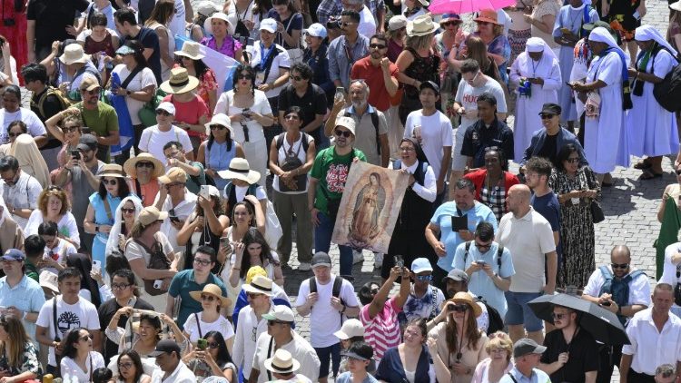 Auch an diesem Sonntag haben sich wieder viele Menschen auf dem Petersplatz eingefunden