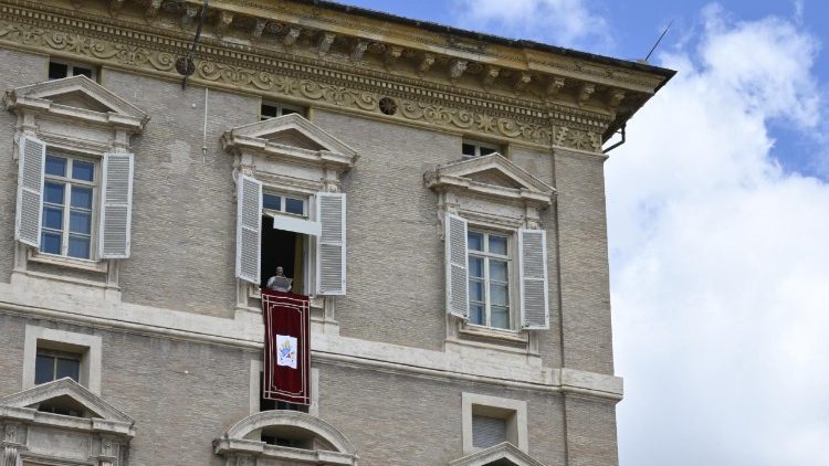 El Papa León XIV asomado desde el Palacio Apostólico a la hora del Ángelus del último domingo de julio 2025