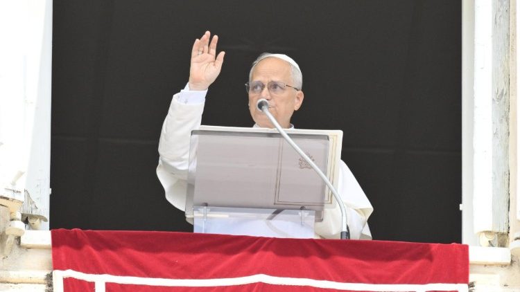 Papa Leo XIV akiwabari waamini