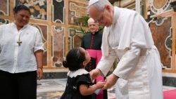 Papa Leon al XIV-lea s-a întâlnit luni, 28 iulie a.c., cu o delegație de tineri peruvieni care participă la Jubileul Tinerilor (Sala Clementină din Palatul Apostolic)