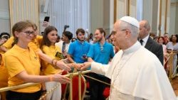 La rencontre des catéchumènes et néophytes du diocèse de Cambrai avec Léon XIV en salle des bénédictions, basilique Saint-Pierre, le 29 juillet 2025.