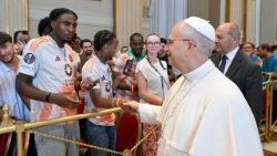 Papa Leão XIV durante o encontro com os jovens franceses