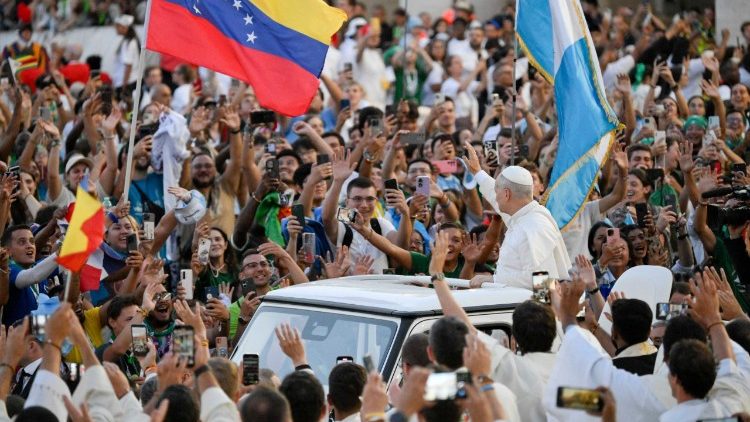 Le Pape dans la foule.