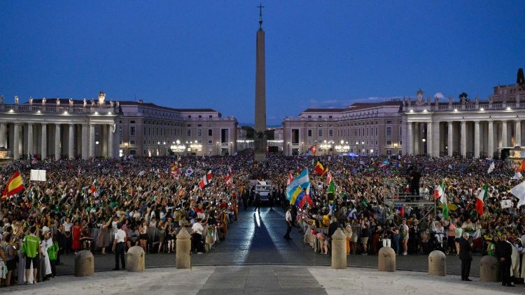 TGM Fisichella chủ sự Thánh lễ chào đón các bạn trẻ, chính thức khai mạc Ngày Năm Thánh Giới trẻ