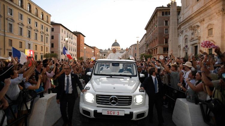 Léon XIV parmi les jeunes Via della Conciliazione.