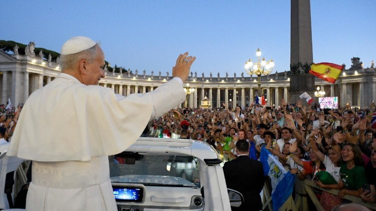 Papst Leo bei seiner Runde über den Petersplatz