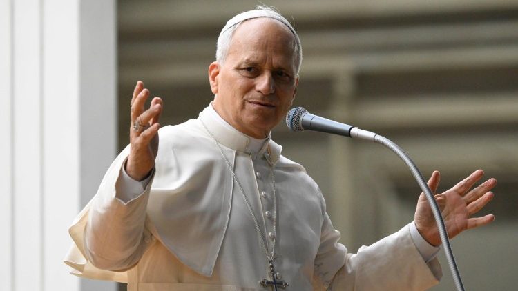 Đức Thánh Cha Lêô chúc lành cho các bạn trẻ