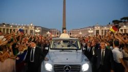 Папата сред младежите на площад "Свети Петър"