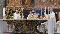 Un momento della messa celebrata in San Pietro dal cardinale Tagle