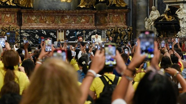 Influenceři a digitální misionáři v bazilice sv. Petra