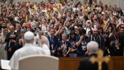 El Papa saluda a los misioneros digitales al final de la Misa Jubilar dedicada a ellos