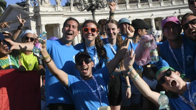 Veillée de prière avec les jeunes place Saint-Pierre, jeudi 31 juillet 2025