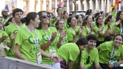 Giovani spagnoli in Piazza San Pietro per l'incontro nazionale