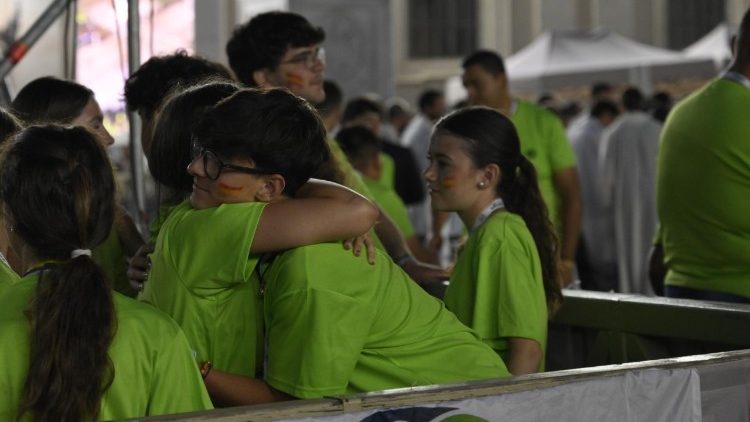 El saludo de la paz de los jóvenes españoles en la sagrada eucaristía.