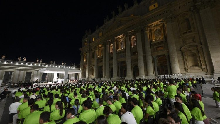 V pátek 1. srpna večer se na Svatopetrském náměstí uskutečnilo setkání španělské mládeže a eucharistická slavnost.