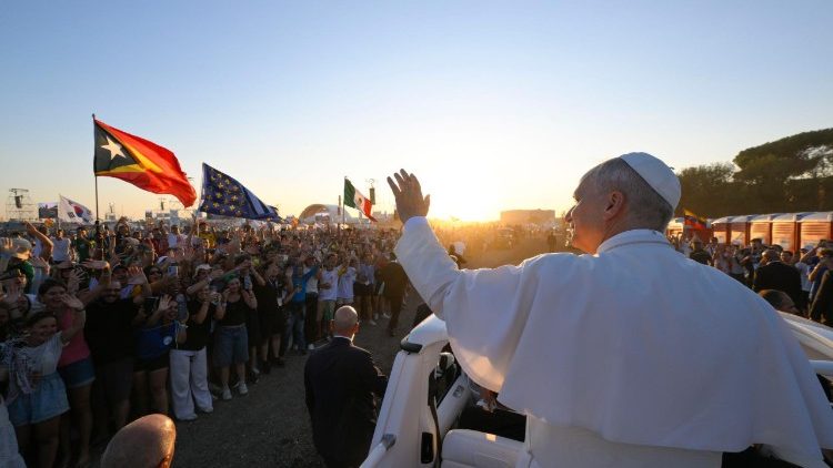 Papa akisalimia vijana