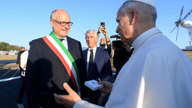 Papa alipofika alikaribishwa na Meya wa Jiji la Roma